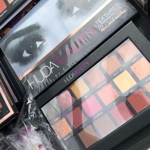 HUDA EYESHADOW PALETTE AND BRUSH SET!